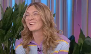 Olga Legosz, uśmiechnięta, w okularach, z blond włosami, w kolorowej bluzce. Czy to jej pierwszy mąż?