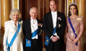 Król Wielkiej Brytanii Karol III z rodziną, w tym z księciem Williamem i księżną Kate, w strojach galowych.