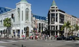 Eleganckie sklepy i ludzie spacerujący po słynnej ulicy w Beverly Hills.