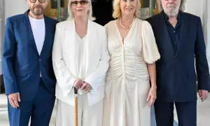ABBA, zespół, który nie żyje, w komplecie. Agnieszka, Björn, Benny i Anni-Frid pozują razem.