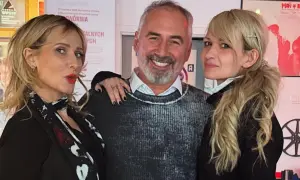 Jacek Kopczyński z dwiema kobietami, być może jego żonami, uśmiecha się do aparatu.