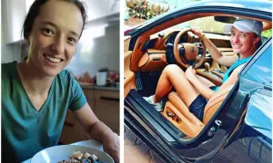 Iga Świątek uśmiecha się do kamery, siedząc w samochodzie i jedząc śniadanie.