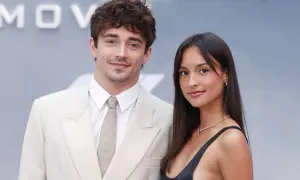 Charles Leclerc i jego dziewczyna, Alexandra Rosati, pozują do zdjęcia.