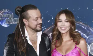 Sandra Kubicka i Baron uśmiechają się do siebie na tle sceny "Tańca z Gwiazdami".