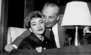 Maria Callas i Giovanni Battista Meneghini, uśmiechnięci, w bliskim uścisku.