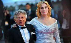 Roman Polański i jego żona, Emmanuelle Seigner, na czerwonym dywanie.