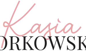 Logo z napisem "Kasia Borkowska". Delikatne, różowe litery "Kasia" w stylu pisanki, pod nimi duże, czarne litery "BORKOWSKA".