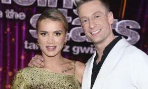 Maffashion i Danilczuk uśmiechają się do kamery. Ona w złotej sukience, on w białej marynarce.