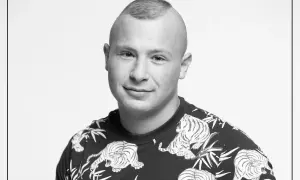 Młody mężczyzna z charakterystyczną fryzurą i koszulką w tygrysy. Czyżby adek z lombardu nie żyje?