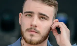 Krystian Ochman z żoną słuchają muzyki.