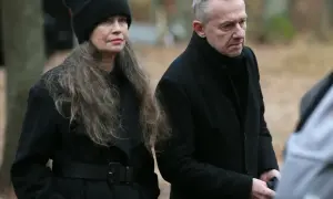Bogusław Linda z pierwszą żoną Lidią w czarnych płaszczach i czapce.
