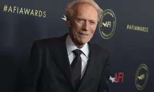 Clint Eastwood w garniturze na tle napisu #AFIawards.