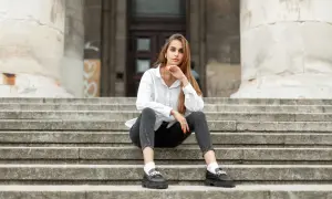 Jakie buty do szarych spodni damskich wybrać, aby zachwycić stylizacją?