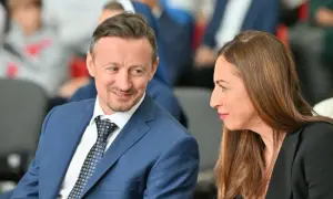 Justyna Kowalczyk i Maciej Kurzajewski, których romans budzi emocje, rozmawiają w trakcie wydarzenia.