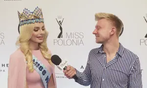 Karolina Soczewka, Miss Polonia, udziela wywiadu. Jej partner, dziennikarz, trzyma mikrofon.