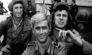 Czterej pancerni i pies obsada: Janek Kos, Gustaw, Olgierd i Szarik pozdrawiają widzów.