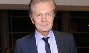 Krzysztof Szewczyk, znany z życia prywatnego i publicznego, w eleganckim garniturze.