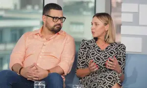 Marcin Ambroziak z pierwszą żoną, siedzą obok siebie, rozmawiając. On ma na sobie brzoskwiniową koszulę, ona sukienkę w czarno-białe wzory.