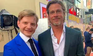 Pewnego razu... w Hollywood obsada: Brad Pitt i młody aktor na premierze filmu.