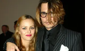 Johnny Depp i Vanessa Paradis na gali. Johnny w okularach i garniturze w paski, Vanessa z błyszczącymi ustami.