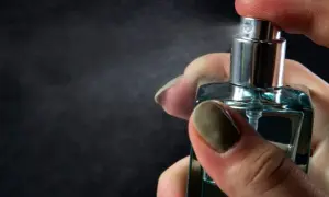 Jakie perfumy damskie utrzymują się najdłużej? Poznaj sekrety trwałego zapachu!