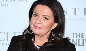 Zofia Czernicka, elegancka kobieta z perłami, prezentuje się z klasą. Jej partnerzy biznesowi doceniają jej styl.