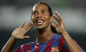 Uśmiechnięty Ronaldinho w koszulce Barcelony, z dłońmi przy uszach, jakby słuchał dopingu. Tak, Ronaldinho żyje i wciąż zachwyca!