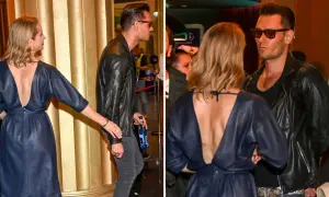 Magdalena Cielecka i Bartosz Gelner na premierze. Ona w granatowej sukni z głębokim dekoltem na plecach, on w skórzanej kurtce.