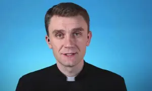 Ile ma lat ks. Teodor Sawielewicz? Zaskakujące fakty o jego życiu!