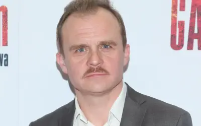 Piotr Rogucki z wąsami, być może w drodze na spotkanie z żoną.