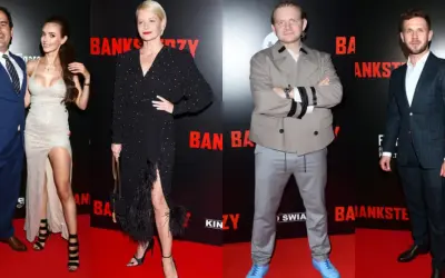 Banksterzy obsada: mężczyzna w niebieskim garniturze, kobieta w srebrnej sukni, kobieta w czarnej sukni z piórami, mężczyzna w beżowej marynarce i mężczyzna w kratowanym garniturze.