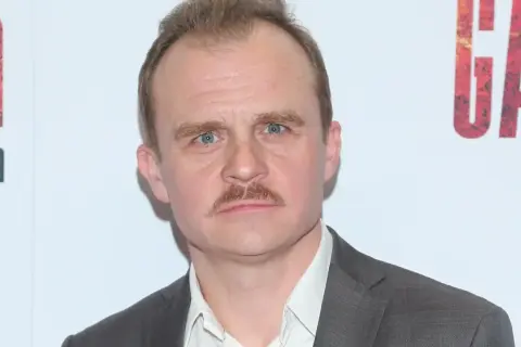 Piotr Rogucki z wąsami, być może w drodze na spotkanie z żoną.