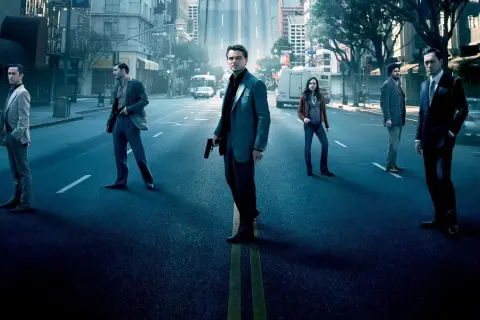 Incepcja obsada: Leonardo DiCaprio, Joseph Gordon-Levitt, Ellen Page, Tom Hardy, Ken Watanabe, Cillian Murphy w miejskim krajobrazie.