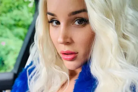 Blondynka w niebieskim futerku, kto to? Może to właśnie ona, słynna sexmasterka, która budzi tyle emocji.