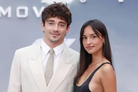 Charles Leclerc i jego dziewczyna, Alexandra Rosati, pozują do zdjęcia.