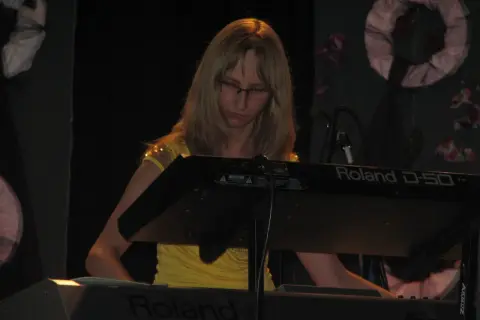 Niewidomy piosenkarz gra na syntezatorze Roland D-50.