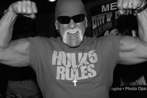 Hulk Hogan, mimo że hulk hogan nie żyje, wciąż żyje w sercach fanów. Jego potężne bicepsy i uśmiech na zawsze pozostaną w pamięci.
