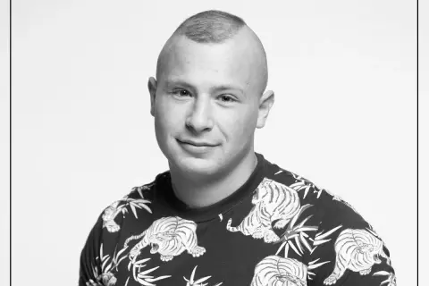 Młody mężczyzna z charakterystyczną fryzurą i koszulką w tygrysy. Czyżby adek z lombardu nie żyje?