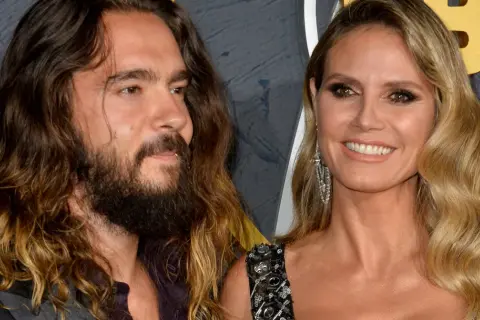Heidi Klum i Tom Kaulitz uśmiechają się do obiektywu.