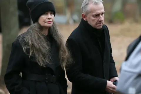 Bogusław Linda z pierwszą żoną Lidią w czarnych płaszczach i czapce.