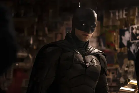 Robert Pattinson jako Batman, jeden z wielu utalentowanych aktorów wcielających się w Mrocznego Rycerza.