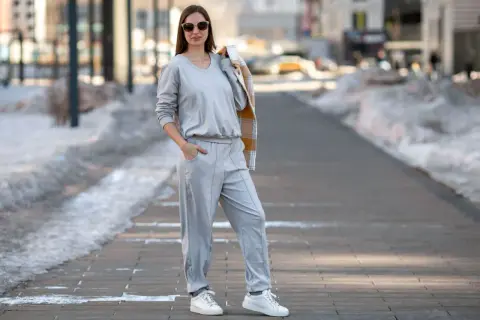 Co pasuje do szarych dresów damskich? Stylizacje, które zachwycają!