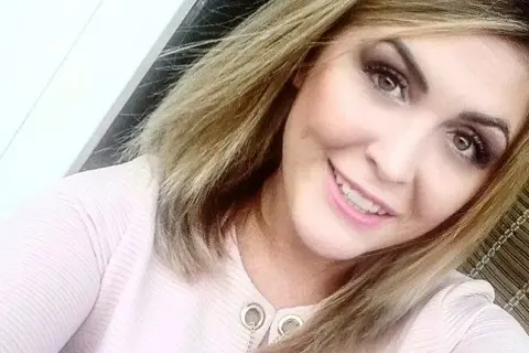 Uśmiechnięta Magdalena Pyznar z blond włosami i makijażem oczu.