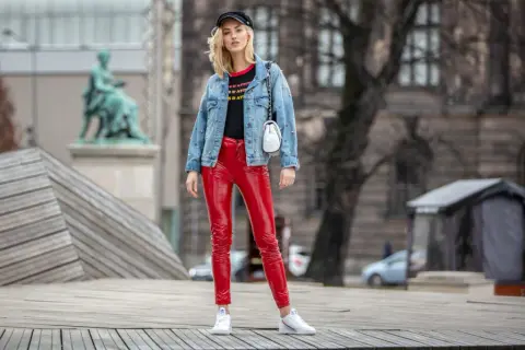 Czerwone spodnie damskie z czym nosić - stylizacje, które zachwycą każdego