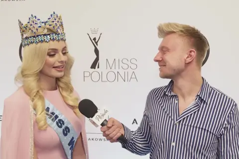 Karolina Soczewka, Miss Polonia, udziela wywiadu. Jej partner, dziennikarz, trzyma mikrofon.