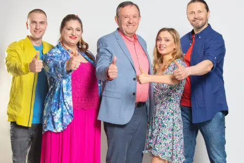 Uśmiechnięta obsada serialu "Lombard. Życie pod zastaw" pokazuje kciuki do góry.