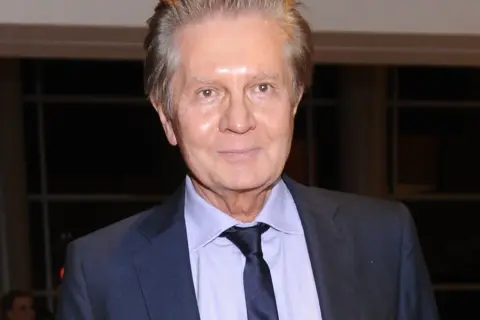 Krzysztof Szewczyk, znany z życia prywatnego i publicznego, w eleganckim garniturze.