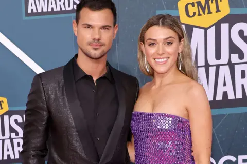Taylor Lautner i jego żona, Taylor Dome, na gali CMT Music Awards.