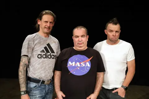 Trzej członkowie kabaretu Ani Mru-Mru pozują do zdjęcia. Jeden z nich ma na sobie koszulkę z logo NASA.