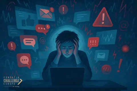 Chłopiec z rękami na uszach przy laptopie, otoczony powiadomieniami i symbolami ostrzeżeń. Obraz symbolizuje nadwrażliwość emocjonalną w cyfrowym świecie.